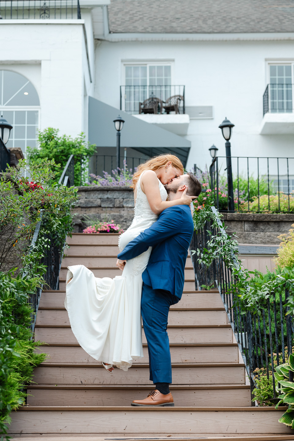 Photos from a wedding at the Glen Sanders Mansion by Saratoga Springs wedding photographer Caitlin Miller